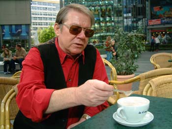 Der Kampf mit dem Milchkaffee auf dem Potsdamer Platz Der Kampf mit dem Milchkaffee